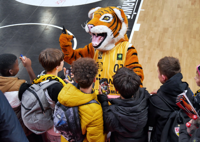 Schüler*innen des SBBZ mit dem Maskottchen der Tigers Tübingen
