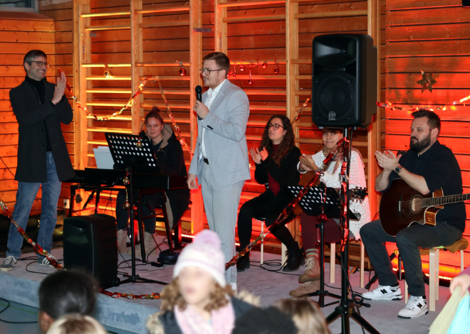 Der Filialleiter der Deutschen Bank übergibt Geschenke