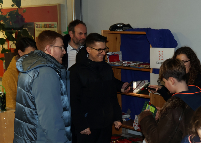 Schülerinnen und Schüler bei der Geschenkübergabe durch die Deutsche Bank