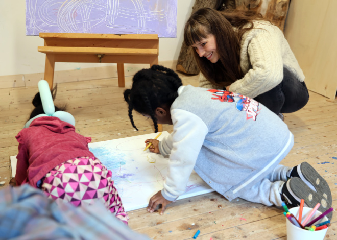 Kinder malen in der Jugendhilfestation der Sophienpflege Tübingen