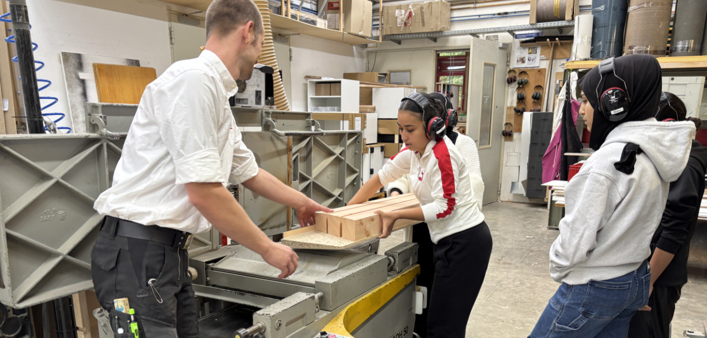 Fertigung der Mitfahrbank in der Schreinerei