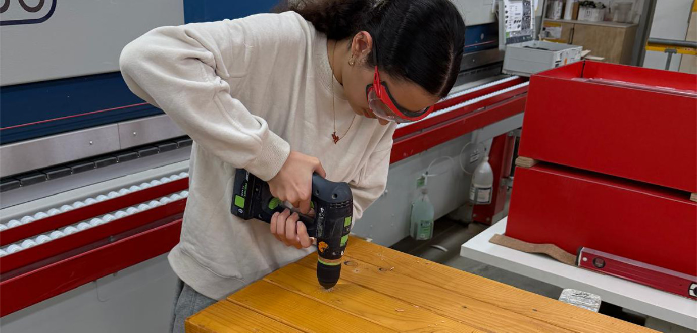 Eine Jugendliche des Volksbänkle beim Bau einer Mitfahrbank