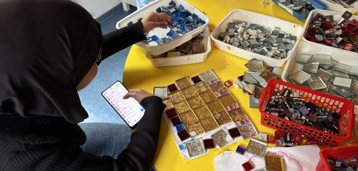 Eine Jugendliche der Jugendhilfestation in Kirchentellinsfurt fertigt ein Mosaik