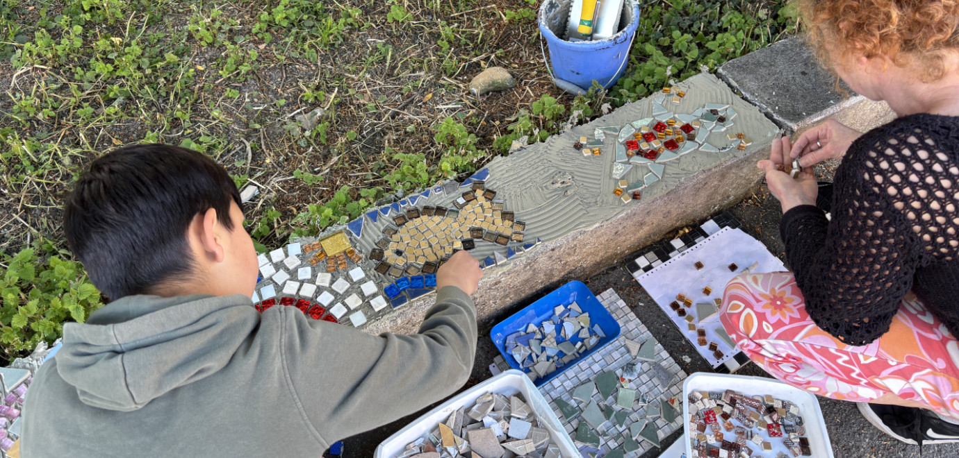 Ein Mäuerchen beim Volksbänkle wird mir Mosaik beklebt