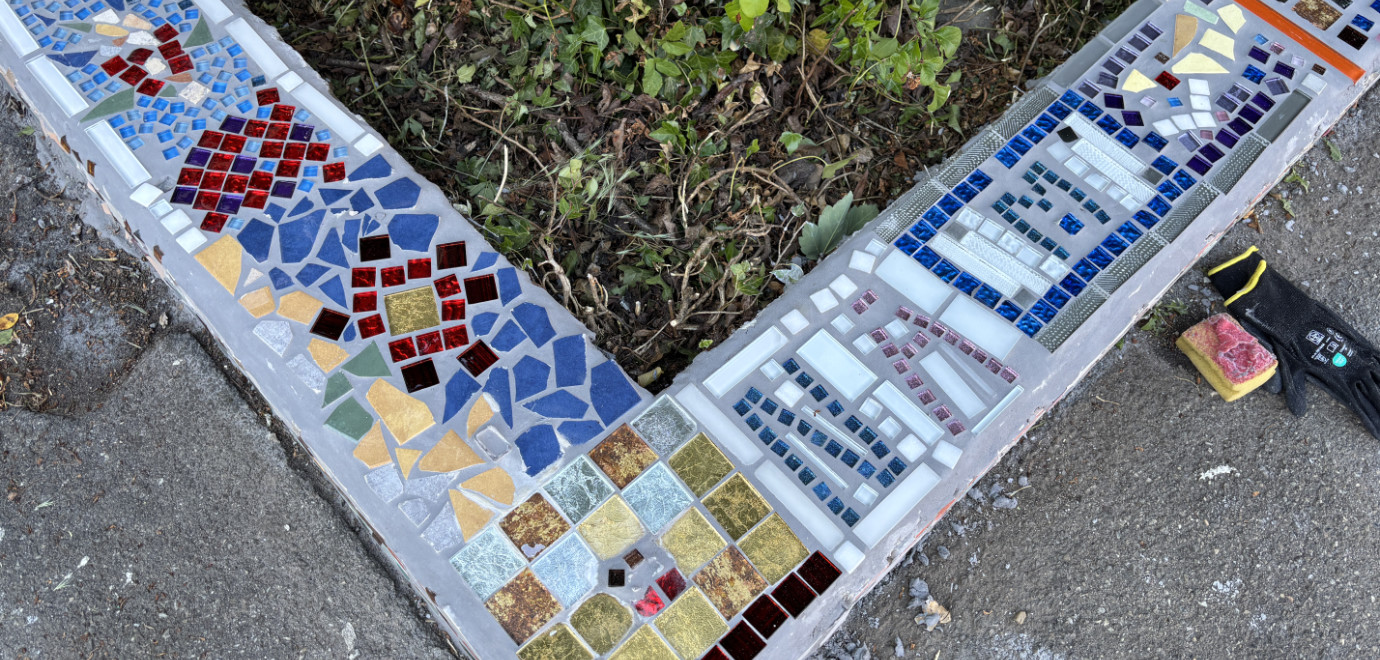 Ein fertiggestellter Bereich des Mosaiks im Projekt Wohlfühloase