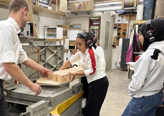 Jugendliche der Jugendhilfestation Volksbänkle fertigen eine Mitfahrbank