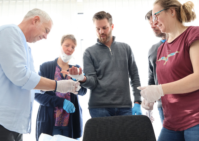 Verbände anlegen bei der Ersthelferschulung in der Sophienpflege