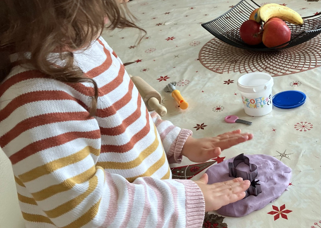 Kind beim Kneten mit Becks Plastilin