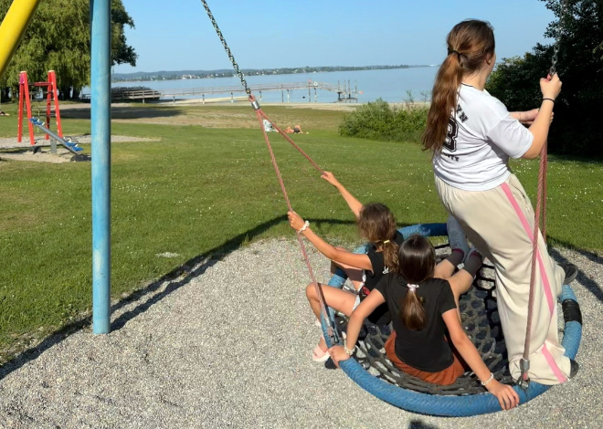 Kinder beim Schaukeln auf der Freizeit am Bodensee