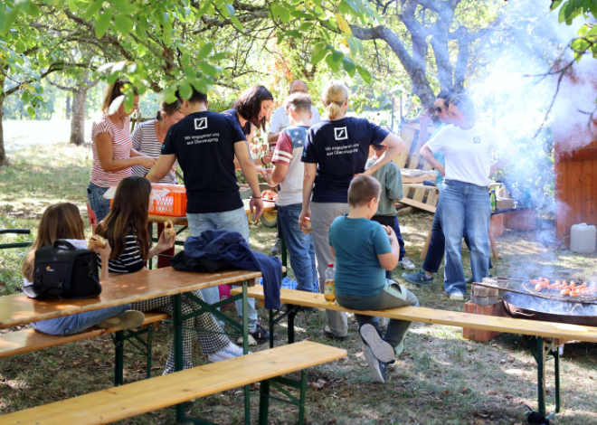 Gemeinsames Grillen beim Social Day der Deutschen Bank bei der Sophienpflege Tübingen