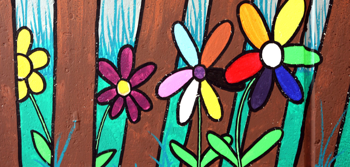 Rudolf-Leski-Schule: Blumen auf der Eingangswand