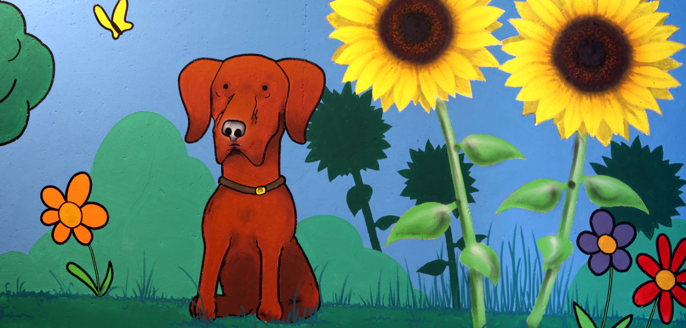 Wandmalerei am SBBZ: Ein Hund mit Blumen